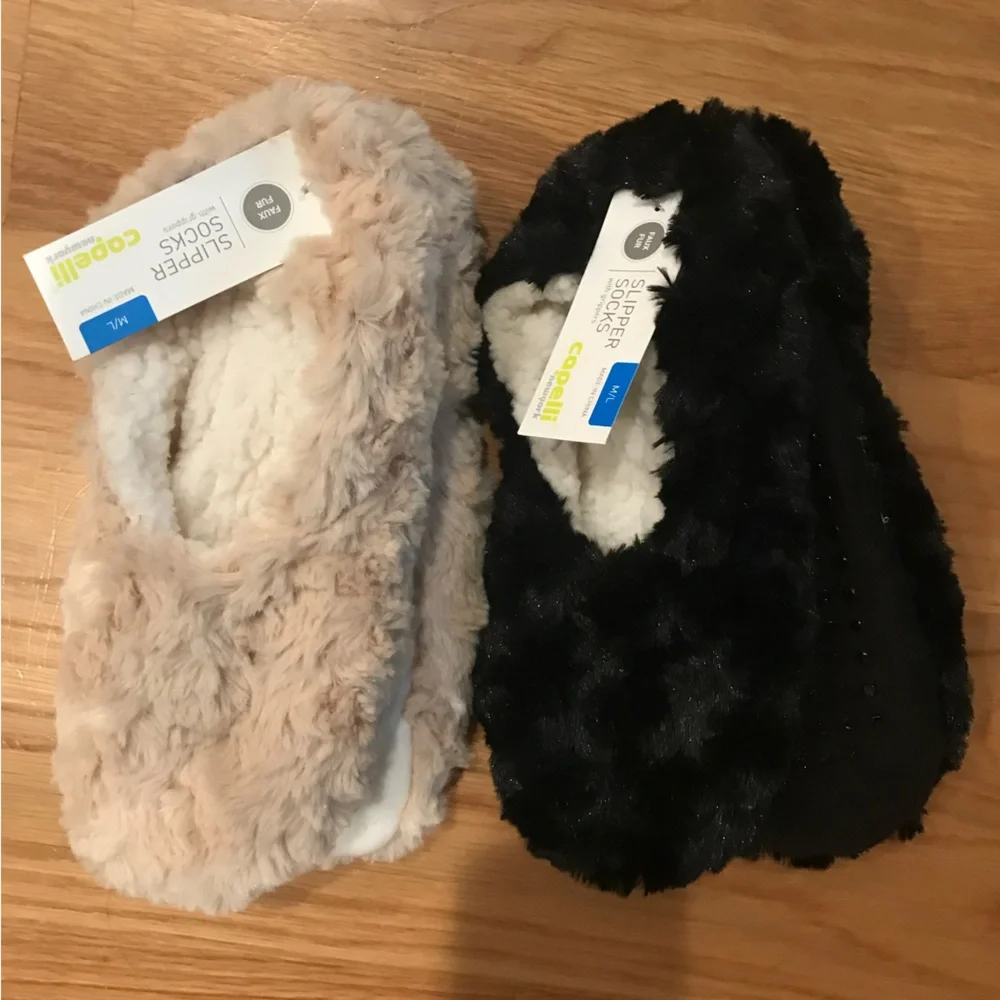 New 2 Pairs CAPELLI Faux Fur Pull-on Slipper Socks with Grippers size M/L NWT